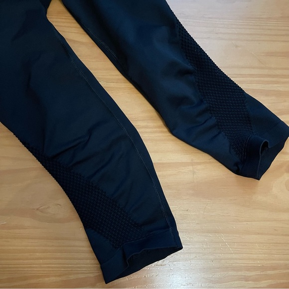 Athleta Breakthrough Lasercut Tights Black sz L - Picture 4 of 9